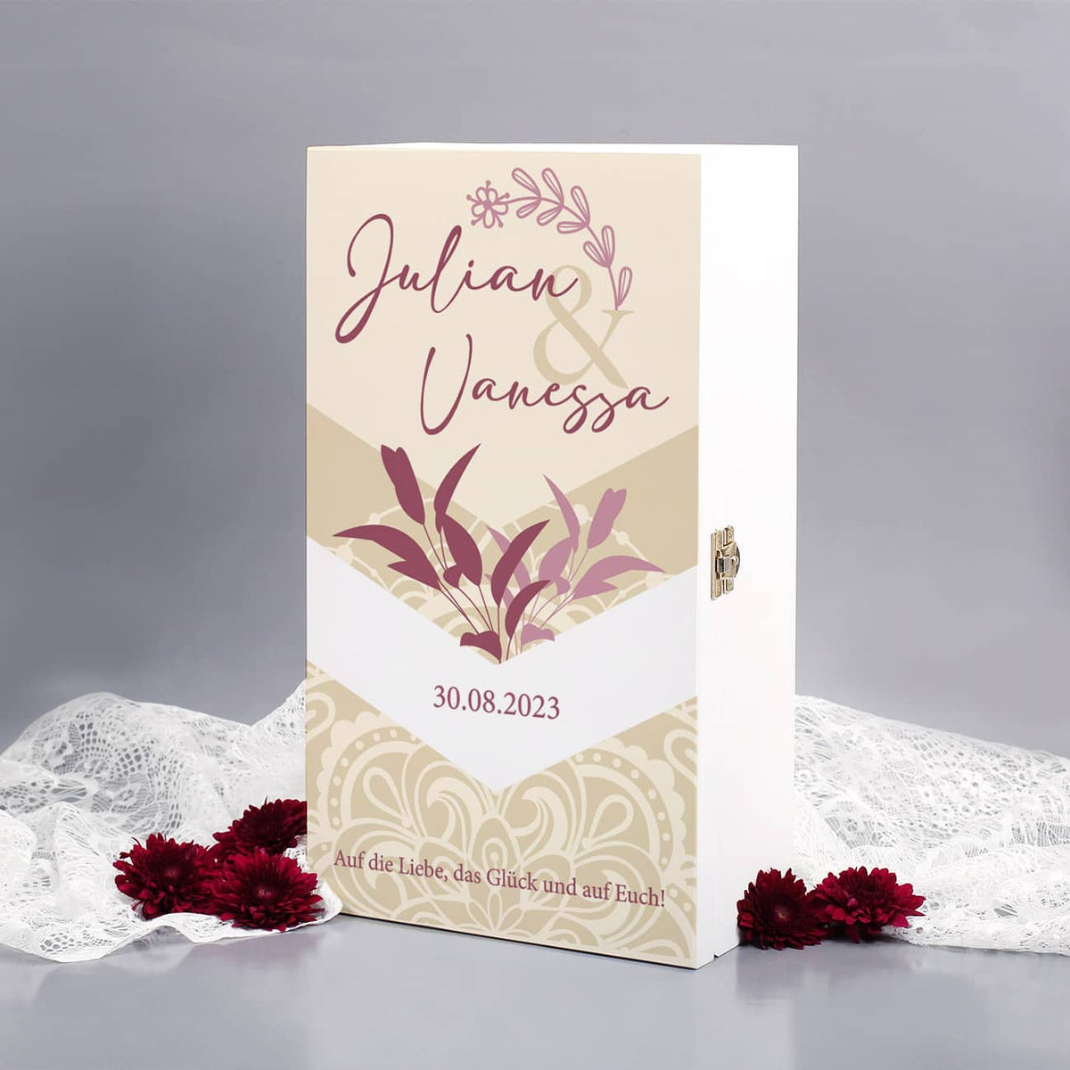 Weiß lackierte Geschenkverpackung aus Holz mit romantischen Boho-Vintage-Motiv, Namen, Datum und Text