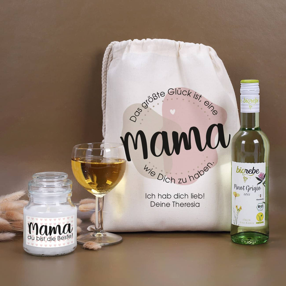 Geschenkset für Mama bestehend aus Wein, Geschenkbeutel, Weinglas und Duftkerze