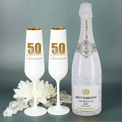 Weiß-goldene Sektgläser mit Namensgravur und Flasche Sekt