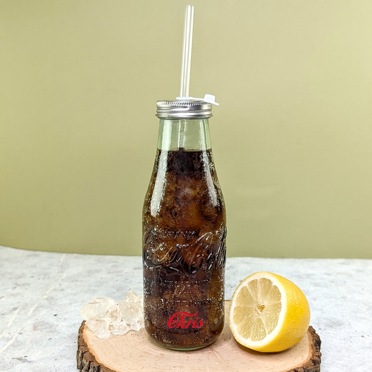 Personalisierte Coca-Cola Glasflasche im Retro-Stil mit Schraubverschluss und Strohhalm