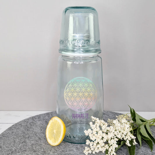 Karaffe mit Trinkglas personalisiert mit Wunschtext für Wellness und Bar | Lebensblumen Mandala