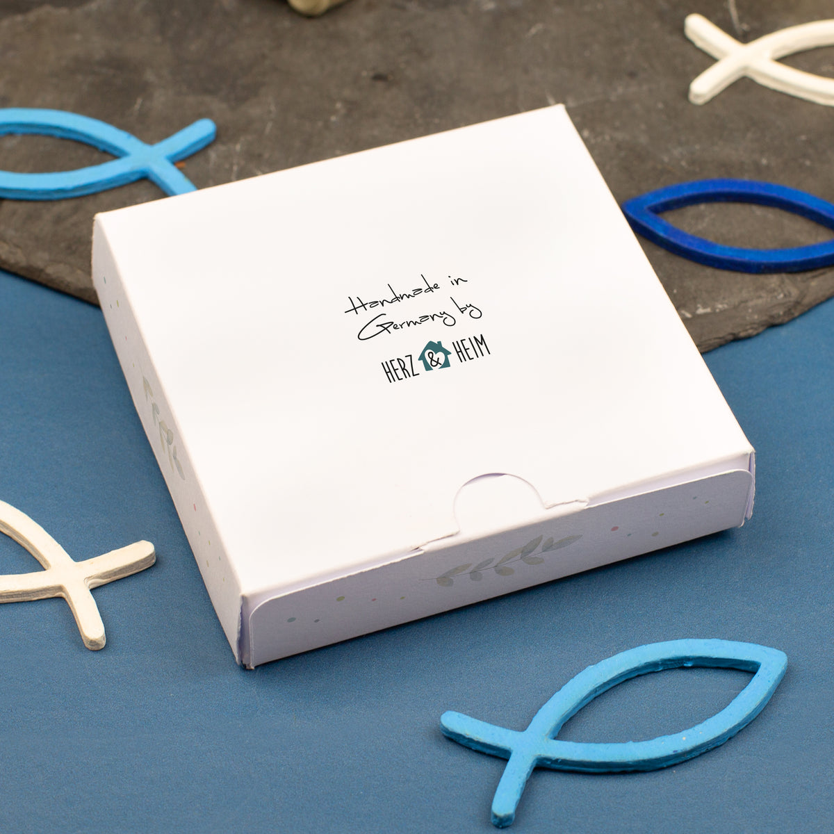 Rückseite der handgemachten Geschenkbox Handmade in Germany by Herz&Heim