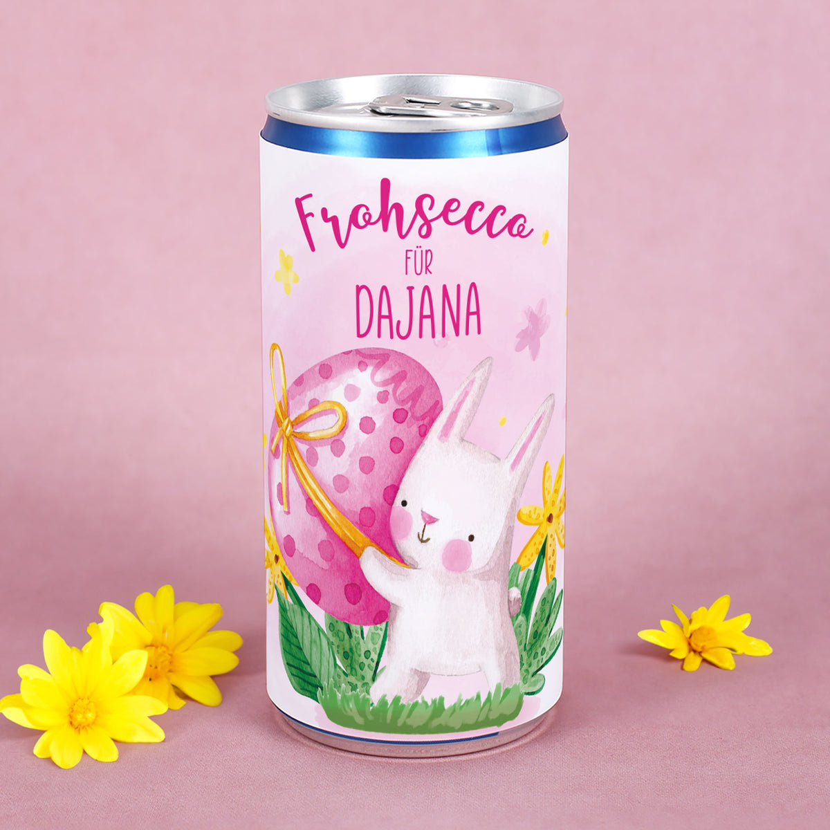 Personalisierte Seccodose „Frohsecco für“ mit Name und Hasenmotiv zu Ostern vor rosa Hintergrund