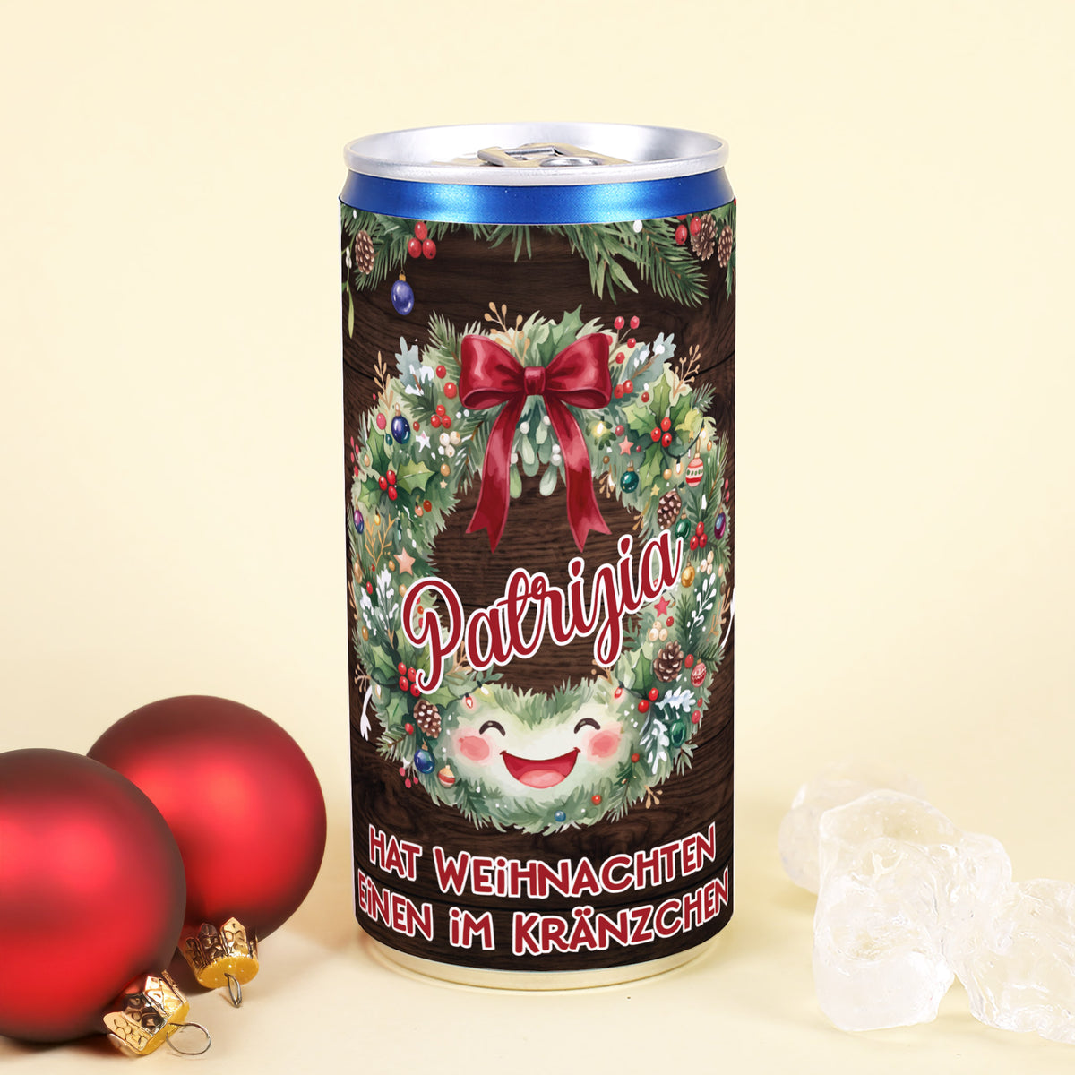 Secco-Dose zu Weihnachten mit personalisiertem Namen Patrizia, Kranz-Motiv und roten Weihnachtskugeln als Geschenkidee