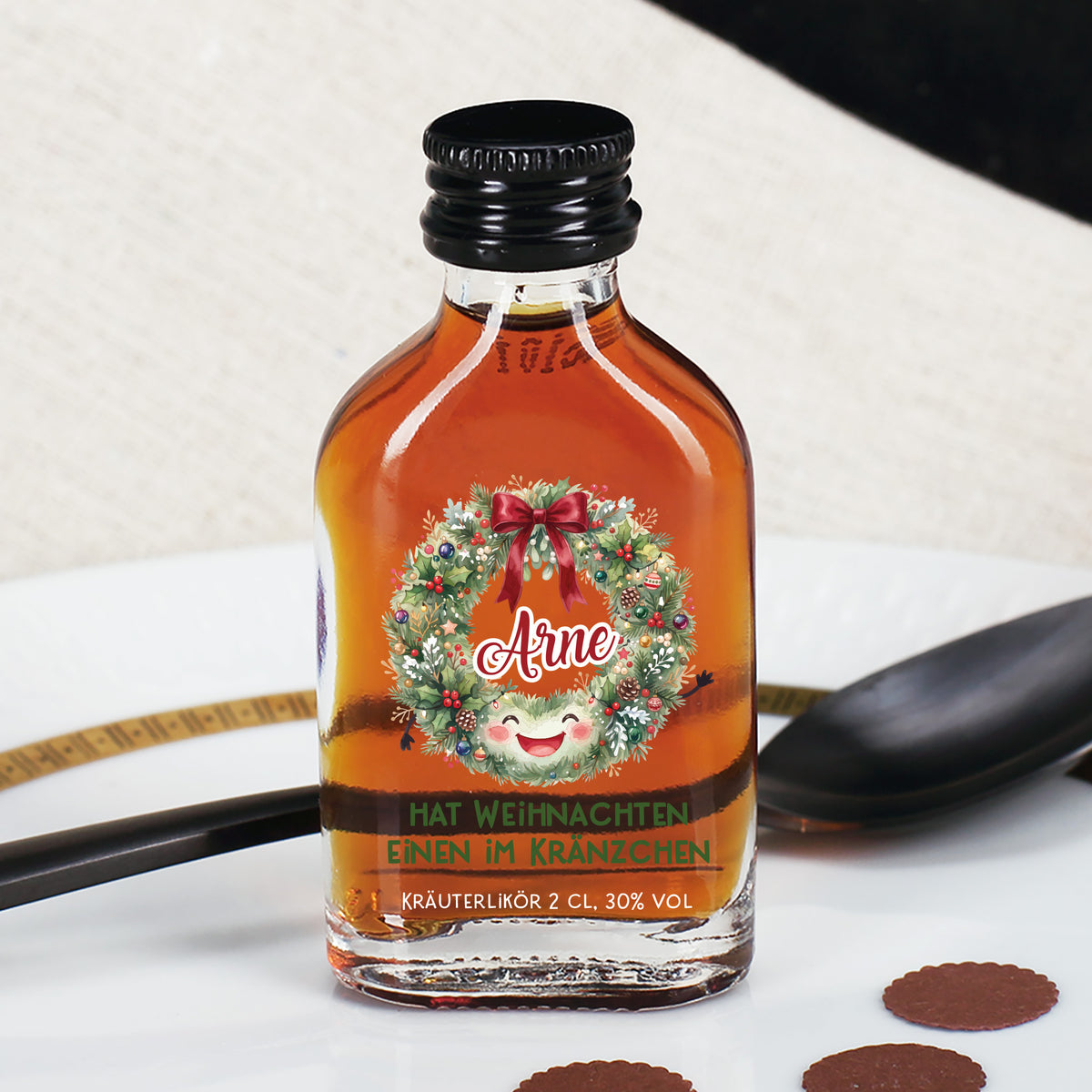 Personalisierter Kräuterschnaps mit Weihnachtskranz und Name als Geschenk zu Weihnachten