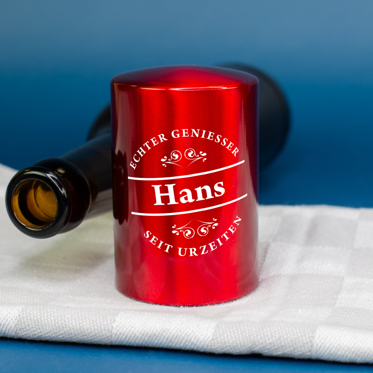 Roter Push-Up Flaschenöffner mit personalisiertem Namen als Biergeschenk