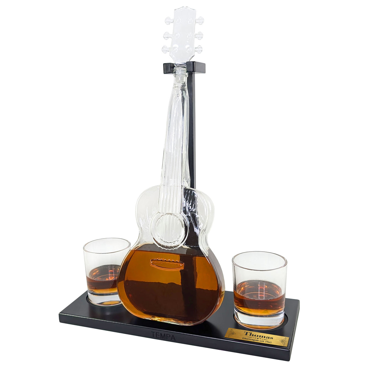 Präsentation des Whiskysets mit Gitarre, Gläsern und personalisierter Gravur vor weißem Hintergrund