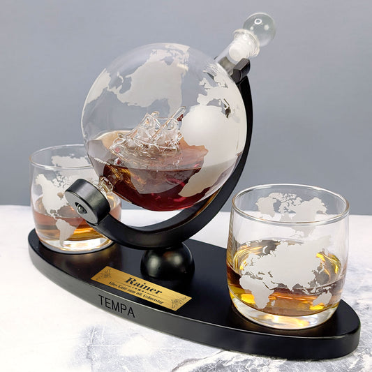 Edles Whisky-Geschenkset mit Weltkugel-Dekanter, Schiff im Innern und Gravurplakette „Rainer“ auf schwarzem Sockel
