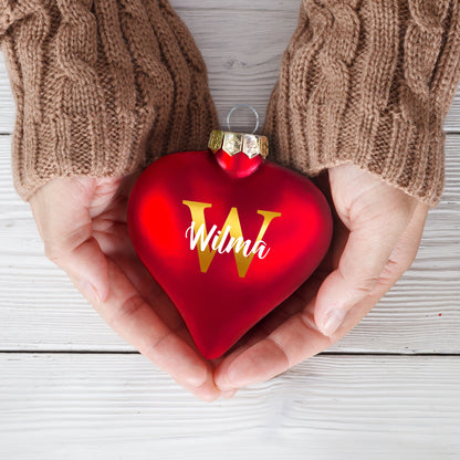 Personalisierte Herz-Weihnachtskugel mit Initiale W und Name Wilma in Händen gehalten