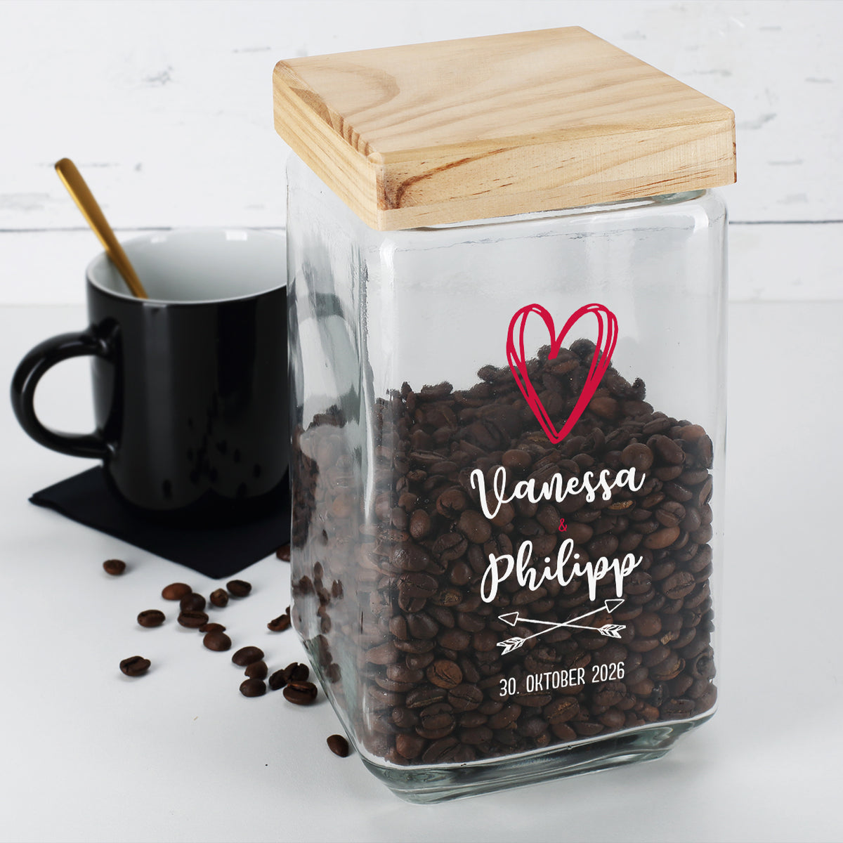 Glasdose mit Herzmotiv und Namen „Vanessa & Philipp“ – befüllt mit Kaffeebohnen