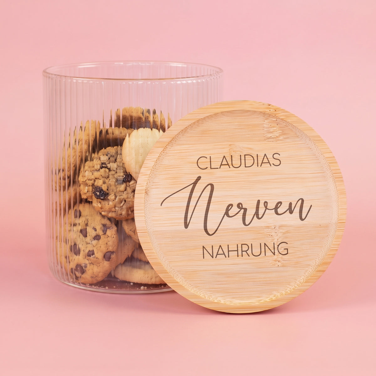 Personalisierte Keksdose Nervennahrung mit Name Claudia und graviertem Bambusdeckel