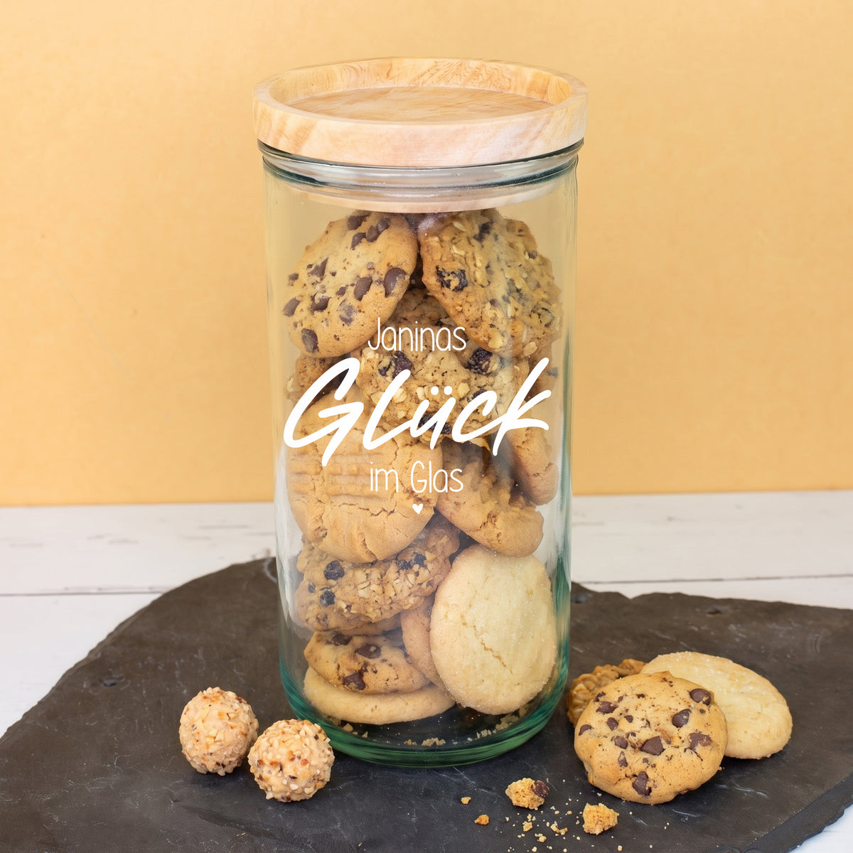Personalisiertes Vorratsglas mit Holzdeckel und Motiv Janinas Glück im Glas, befüllt mit Keksen