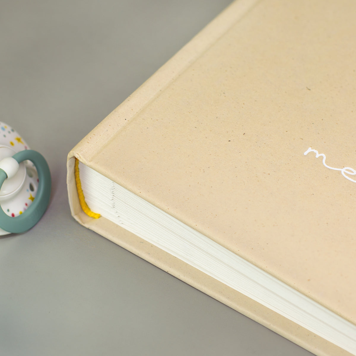Detailansicht des stabilen Buchrückens des Babyalbums