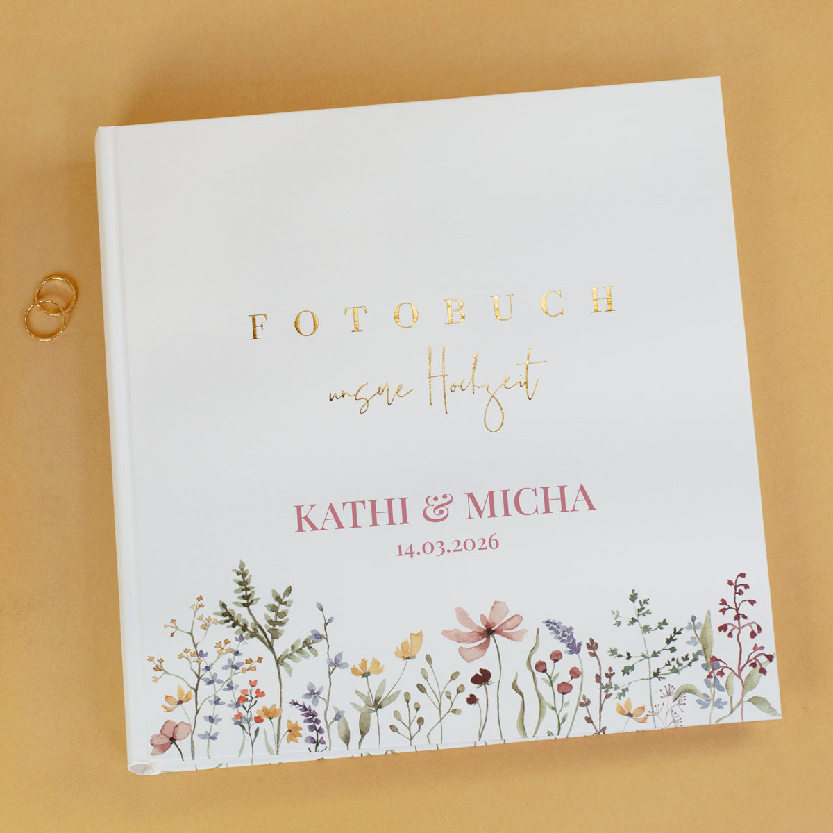 Hochzeitsalbum mit Wildblumen-Verzierung und edler Goldprägung als Geschenkidee