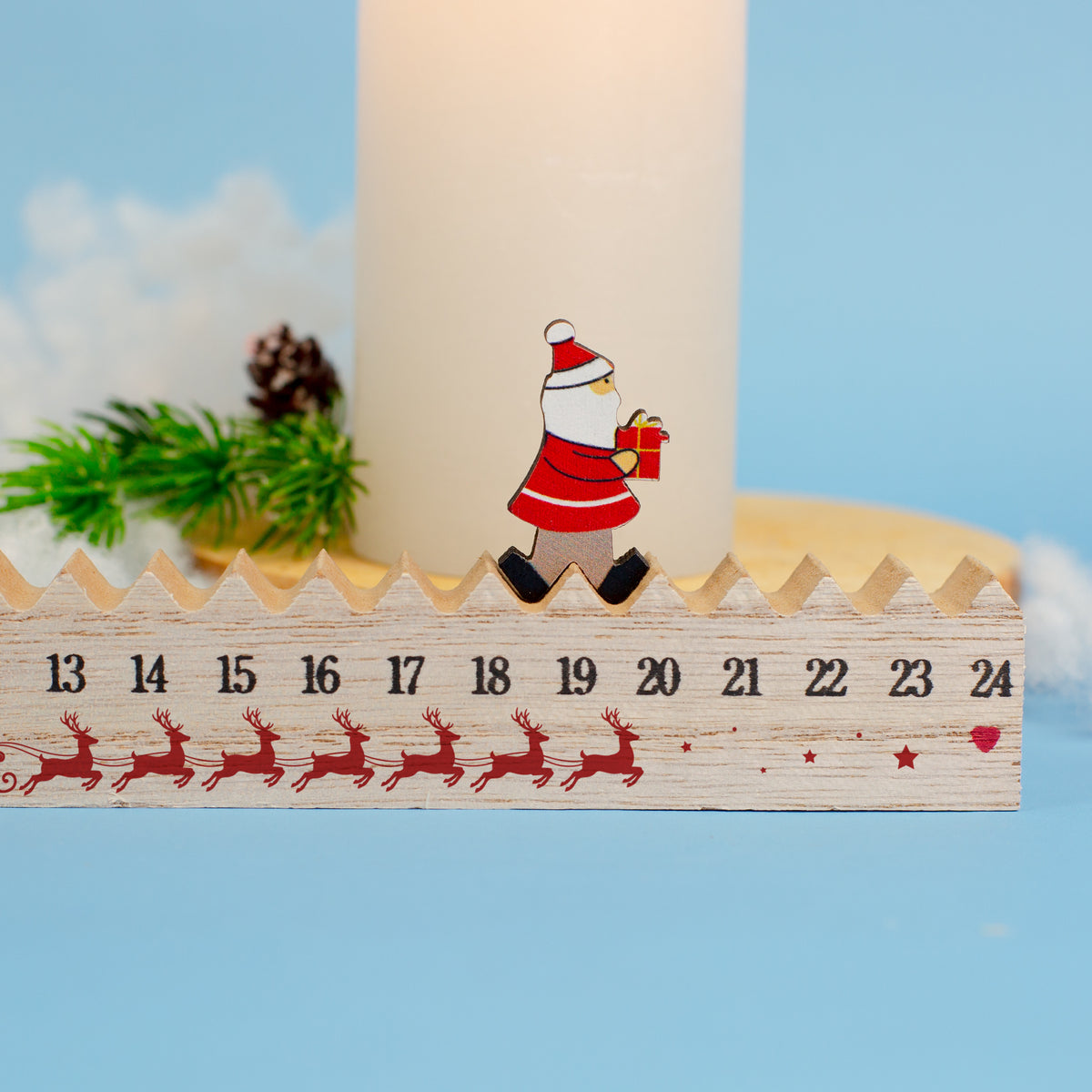 Detailansicht des Walking-Santa-Adventskalenders mit Weihnachtsmann zwischen den Tagen 18 und 19 sowie Rentiermotiv bis Tag 24