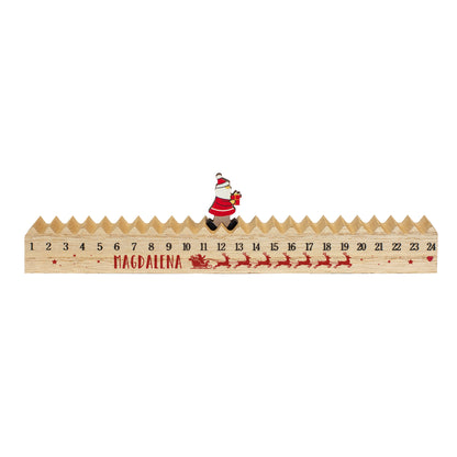 Freigestellter Holz-Adventskalender mit Name „Magdalena“, Zahlen 1 bis 24, Rentierschlitten und beweglicher Weihnachtsmann-Figur