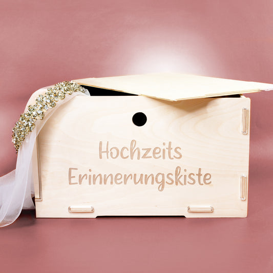 Holzbox aus Birke-Multiplex mit Gravur, halb geöffnetem Deckel und dekorativen Accessoires als Erinnerungsbox