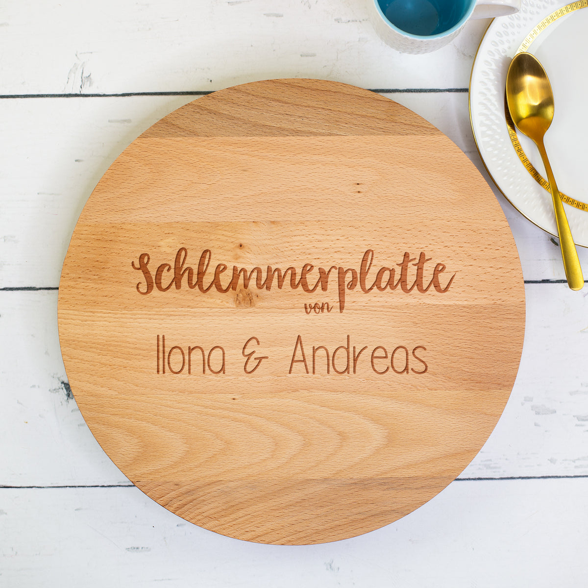 Runde drehbare Holzplatte mit Gravur „Schlemmerplatte von Ilona & Andreas“, auf weißem Hintergrund