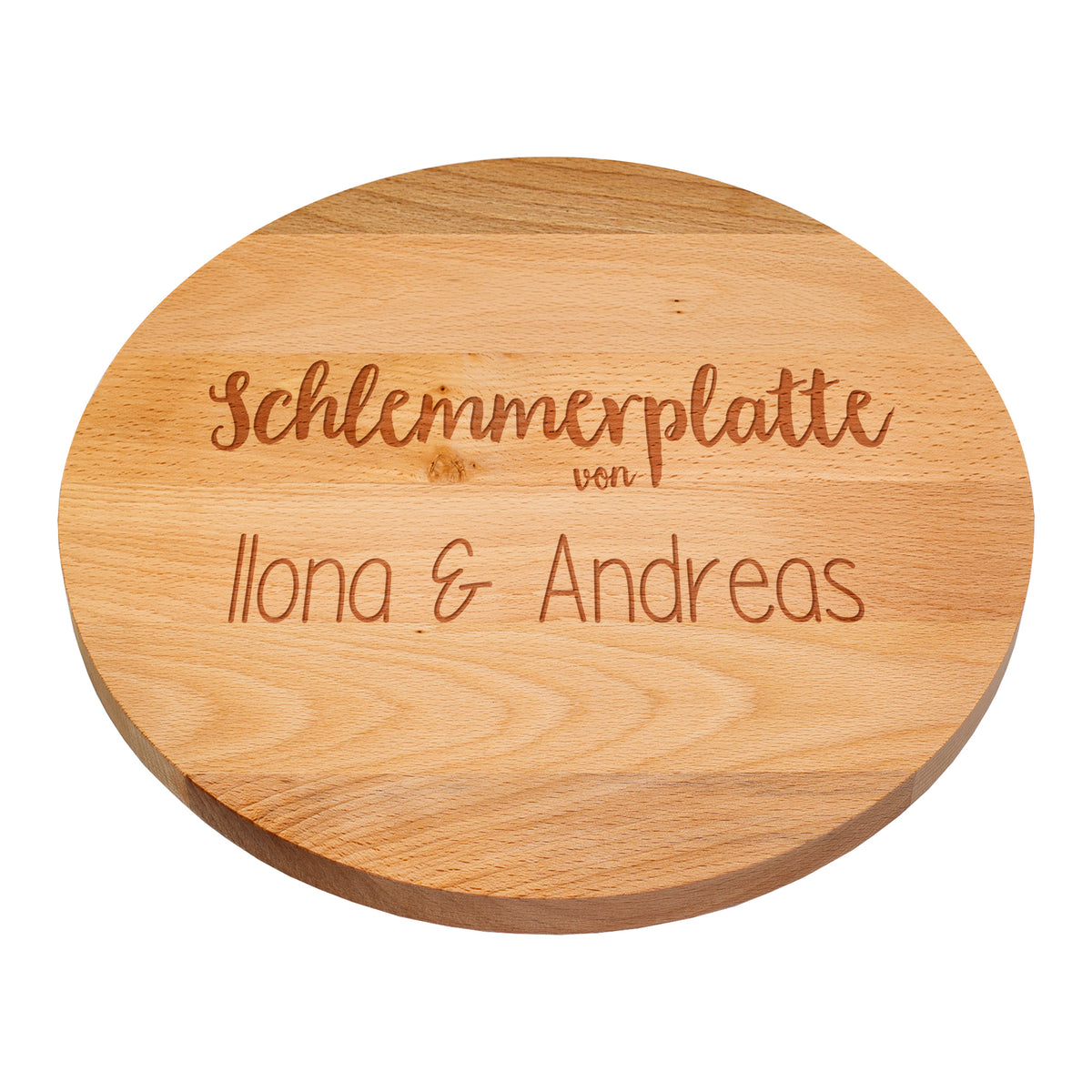Freigestellte Servierplatte aus Holz mit Gravur „Schlemmerplatte von Ilona & Andreas“