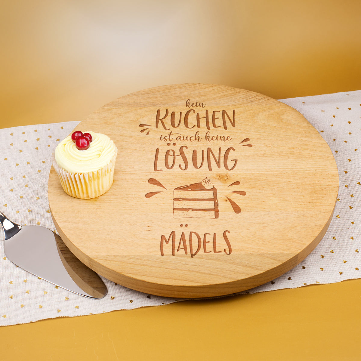 Drehbare Tortenplatte aus Buchenholz mit Gravur „Kein Kuchen ist auch keine Lösung – Mädels“, dekoriert mit Cupcake und Tortenheber