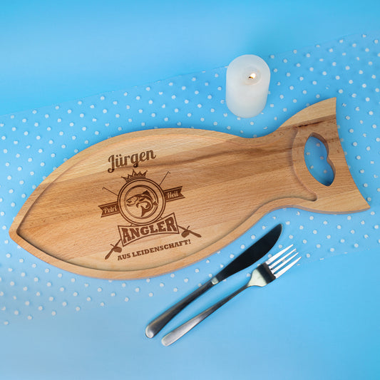 Servierbrett Fisch aus Buche mit Angler-Gravur und Name oberhalb des Motivs