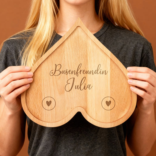 XL Frühstücksbrettchen aus Holz in Herzform mit Gravur „Busenfreundin Julia“, frontal fotografiert