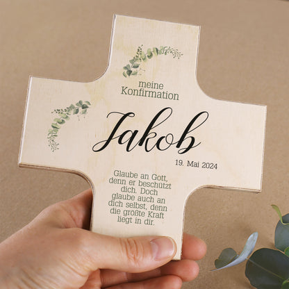 Holzkreuz zur Taufe, Kommunion oder Konfirmation mit zarten Blattzweigen
