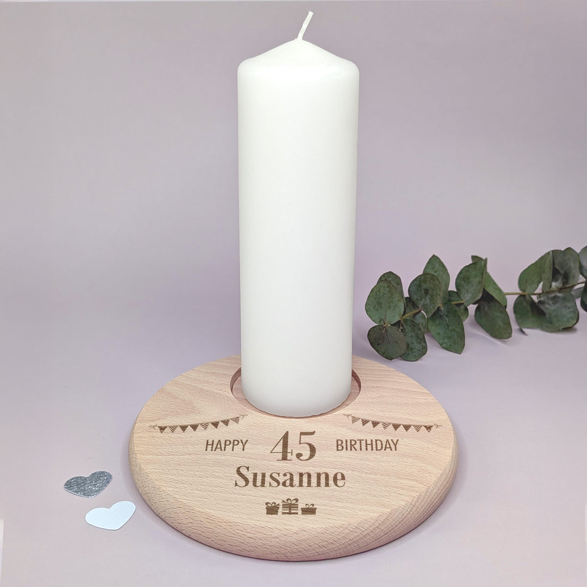 Kerzenteller Happy Birthday mit Gravur 45 und Name Susanne, mit Kerze und Eukalyptus