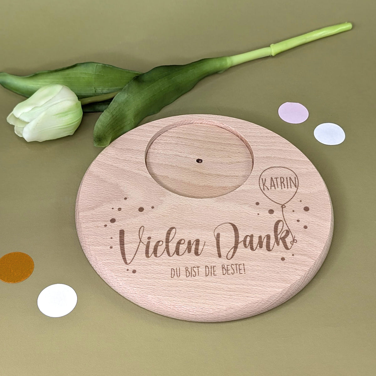 Kerzenteller aus Holz mit Gravur „Vielen Dank“ – Name im Luftballon und Wunschtext darunter, mit Kerze dekoriert