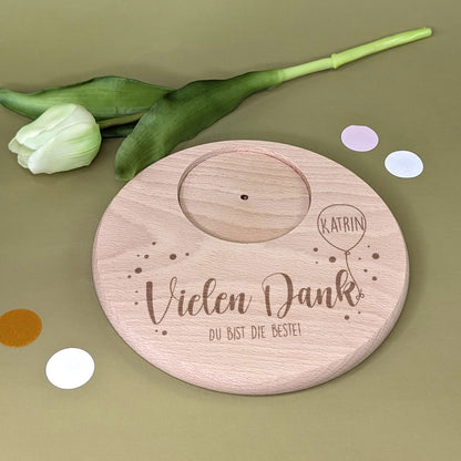 Kerzenteller aus Holz mit Gravur „Vielen Dank“ – Name im Luftballon und Wunschtext darunter, mit Kerze dekoriert