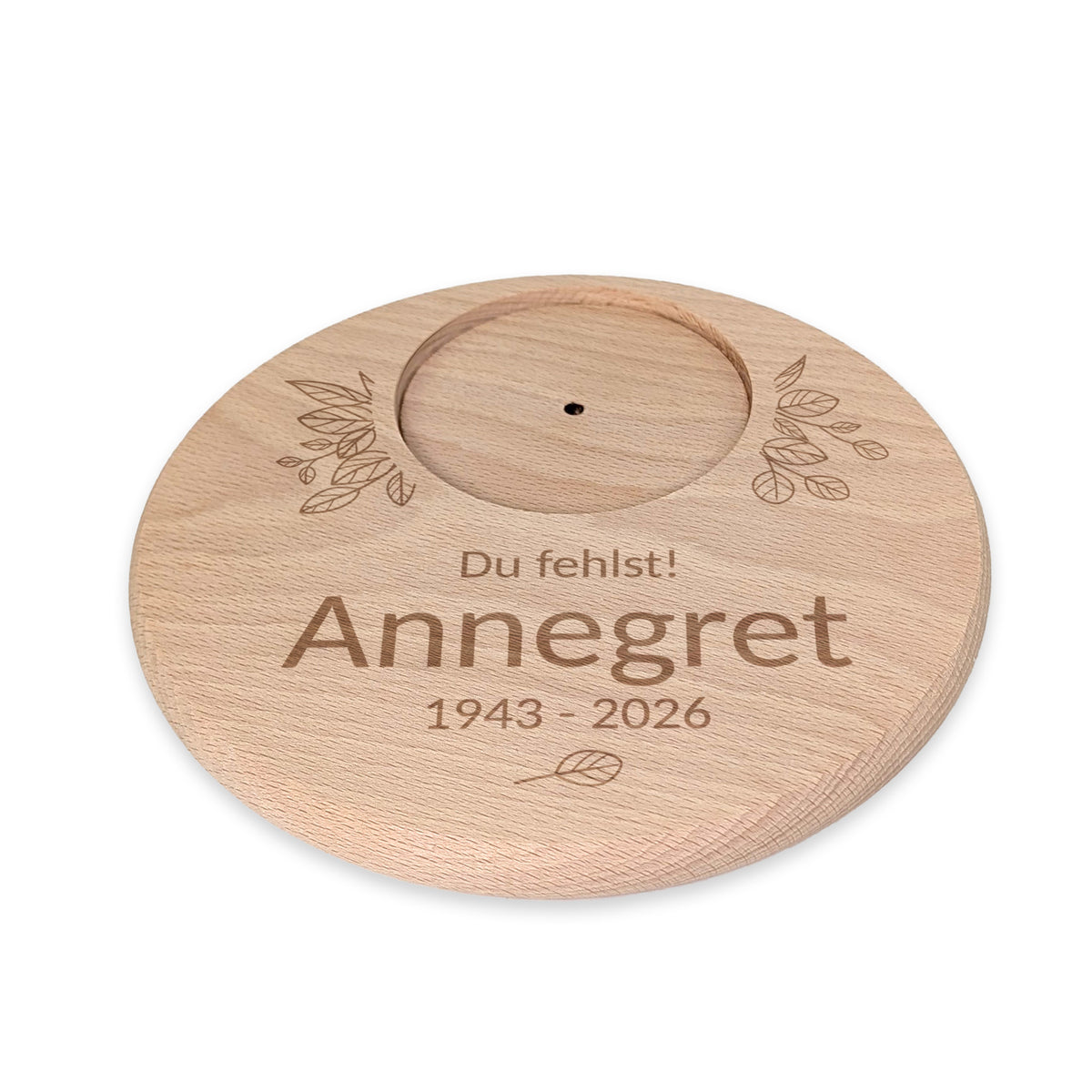 Freigestellter Holz-Kerzenteller mit Gravur „Du fehlst!“, Name Annegret und Lebensdaten