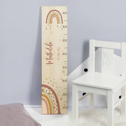 Messlatte aus Holz mit Regenbogen Motiv mit Name und Datum