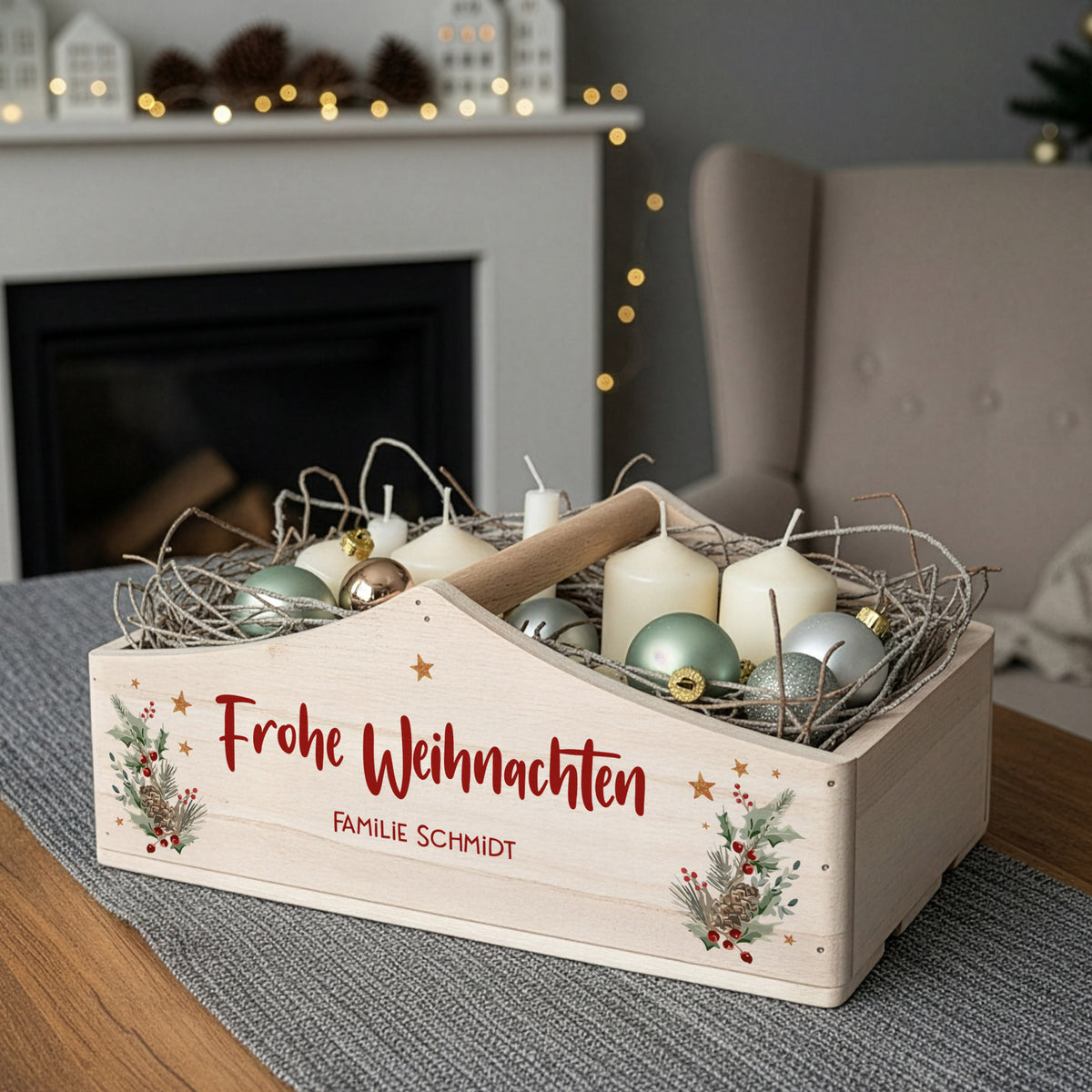 Geschenkkorb aus Holz mit Winterbouquet-Verzierung und rotem Schriftzug „Frohe Weihnachten“, dekoriert mit Kerzen und Kugeln.