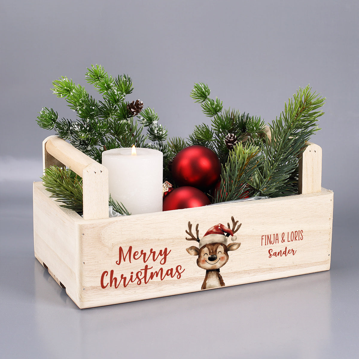 Dekorierte Weihnachts-Pflanzkiste aus Holz mit Rentier, Tannengrün und Kerze, personalisiert mit zwei Namen