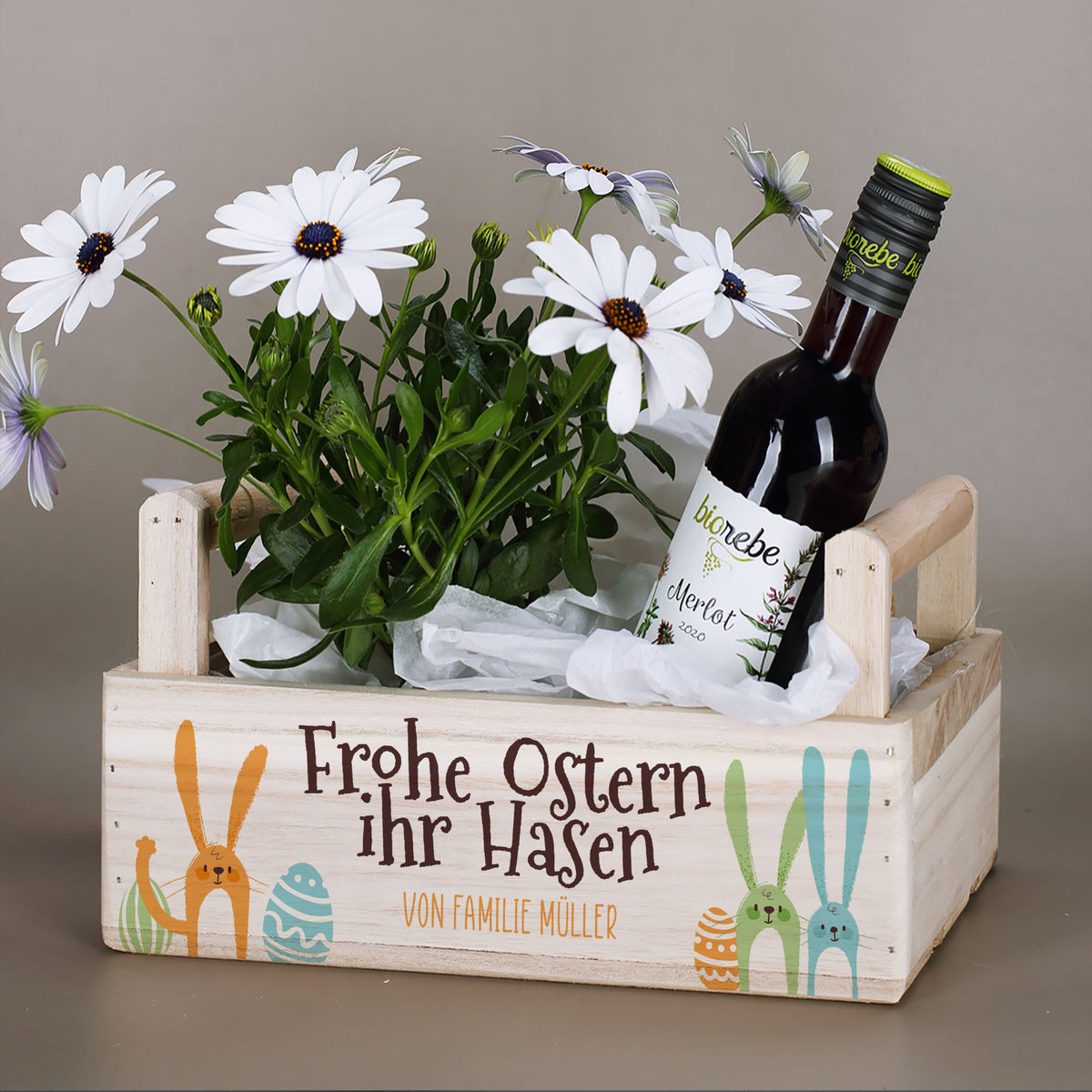 Personalisierter Oster Geschenkkorb mit zwei Griffen, Blumen und Wunschtext auf der Vorderseite
