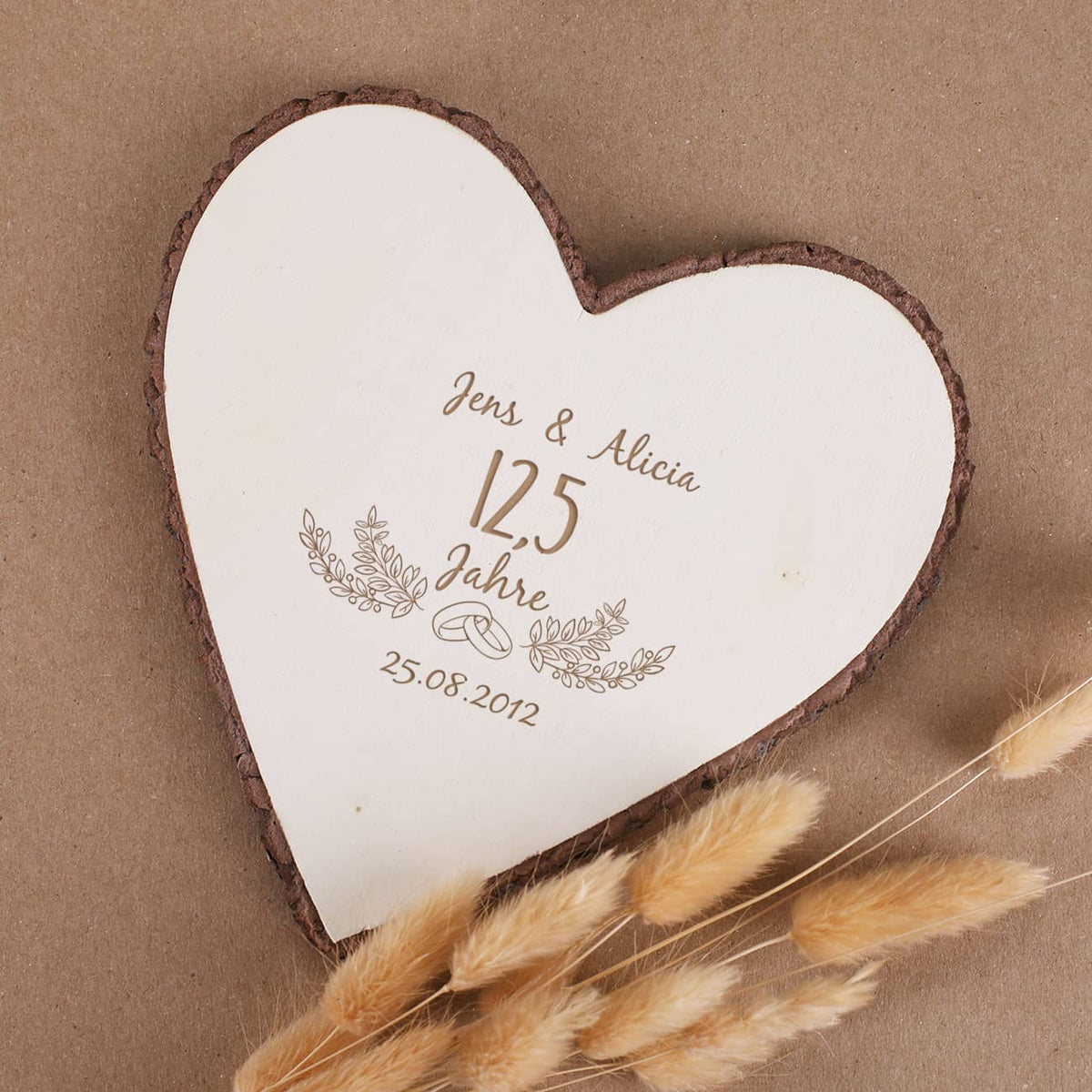 Herzscheibe aus Holz mit Namen des Paares, Jubiläum und Wunschdatum personalisiert