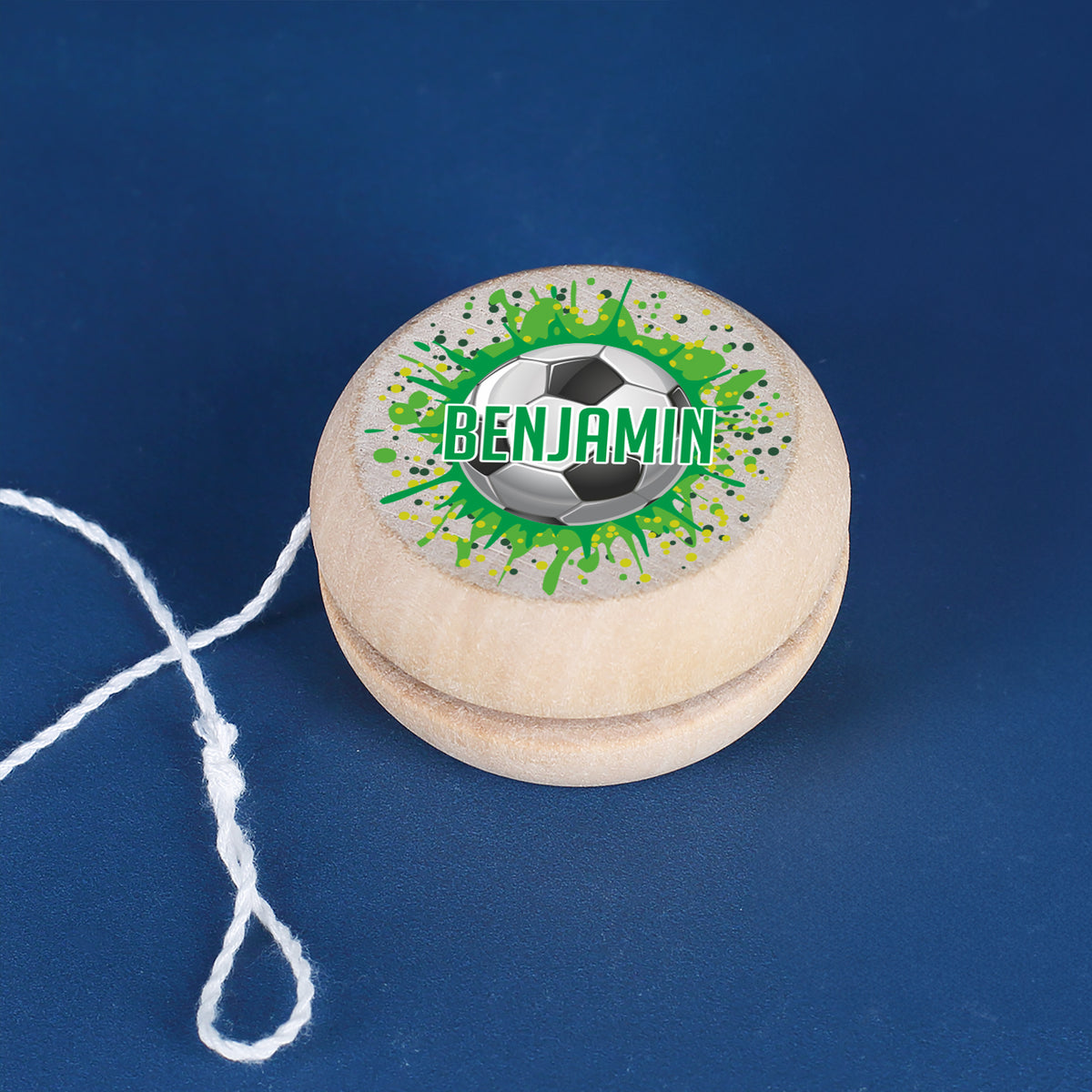 Personalisierbares Yo-Yo mit Fußballmotiv und Name Benjamin auf dunkelblauem Untergrund