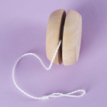 Seitliche Ansicht des Holz-Yo-Yos mit ausgezogener Schnur, personalisiert