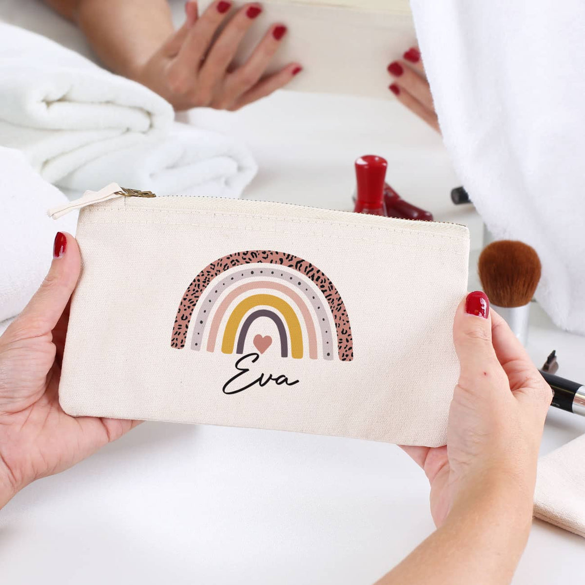 naturfarbenes Beautycase mit Regenbogen-Motiv und Name