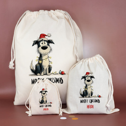 Drei Baumwoll-Geschenksäcke in verschiedenen Größen mit Hundemotiv „Woofy Christmas“, personalisiert mit Namen Jakob, Heidi und Michael
