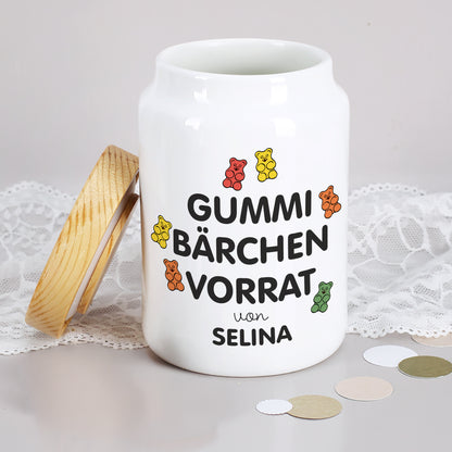 Offene weiße Keramik-Vorratsdose „Gummibärchen Vorrat von Selina“ mit seitlich aufgestelltem Holzdeckel