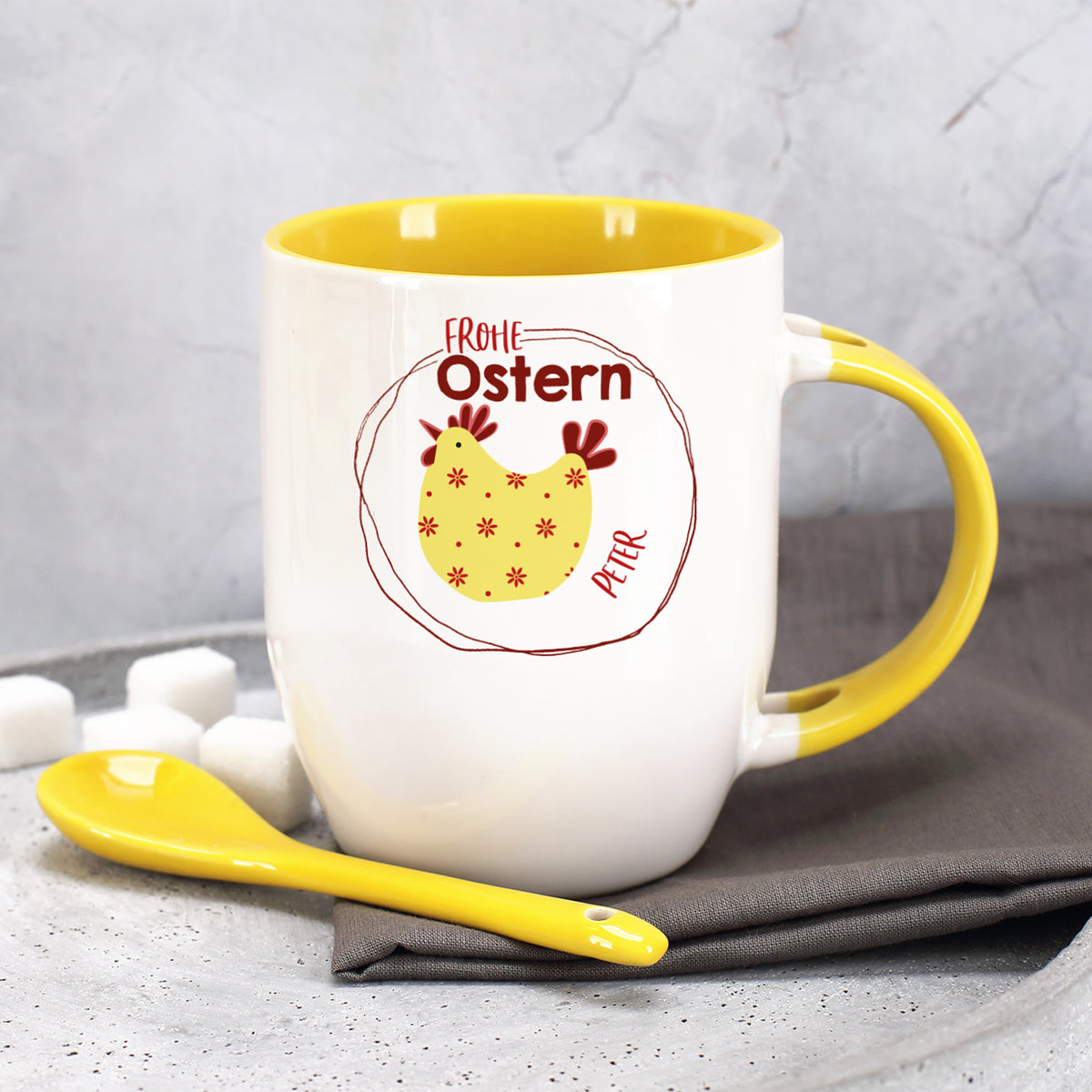 Oster Löffeltasse mit Name Peter, gelbem Henkel und Löffel, Motiv „Frohe Ostern“ mit Huhn