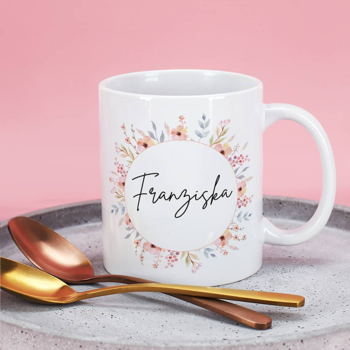 Keramiktasse mit Name und Blumenkranz bedruckt