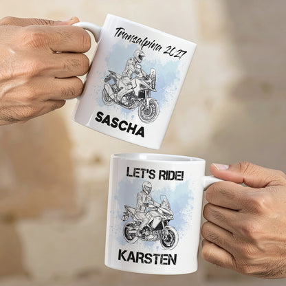 Zwei personalisierte Adventure Motorrad-Tassen mit Enduro Design, Namen Sascha und Karsten, mit Texten "Transalpina 2027" und "Let’s ride!", beidseitig bedruckt