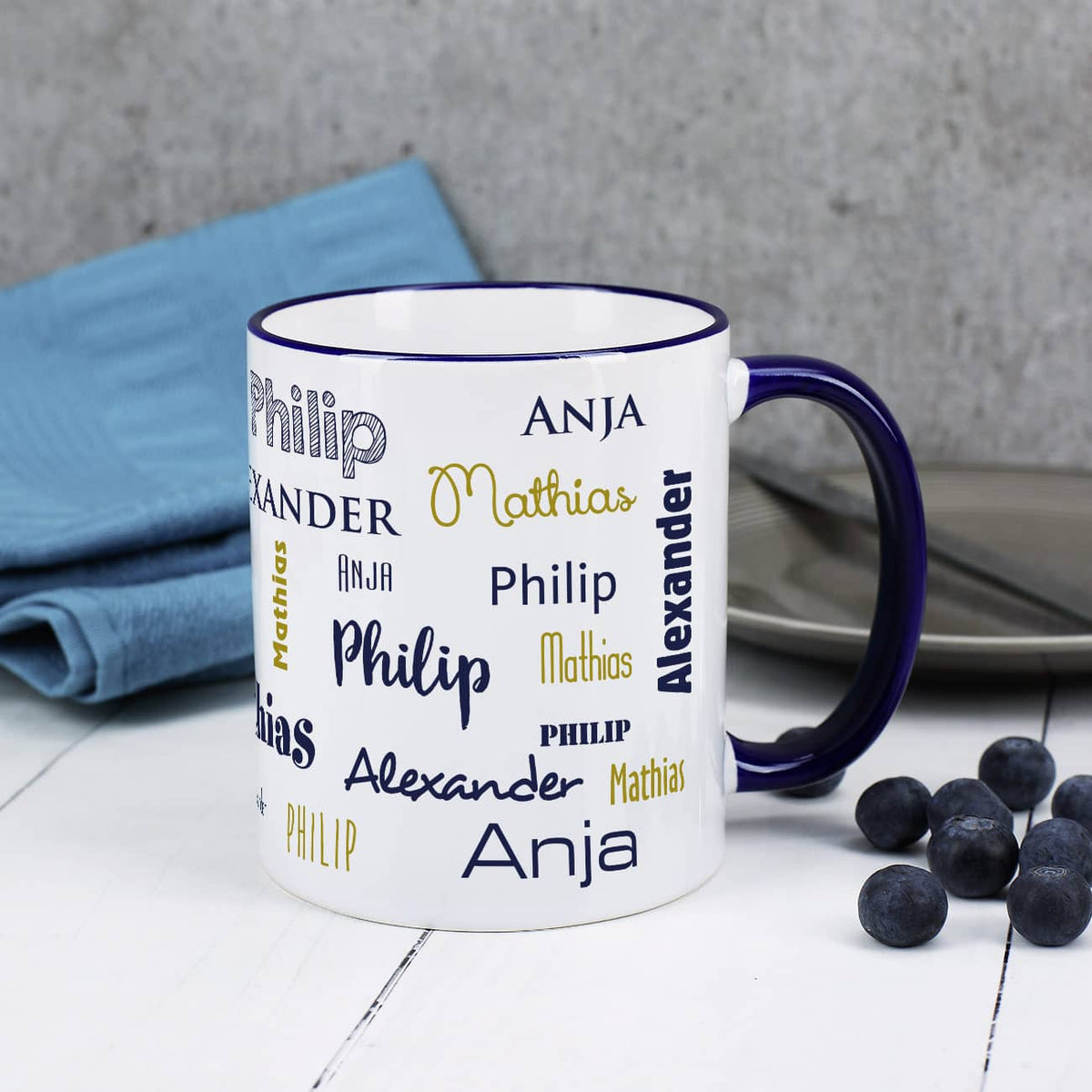 Vier Namen - Tasse mit dunkelblauem Rand und Henkel