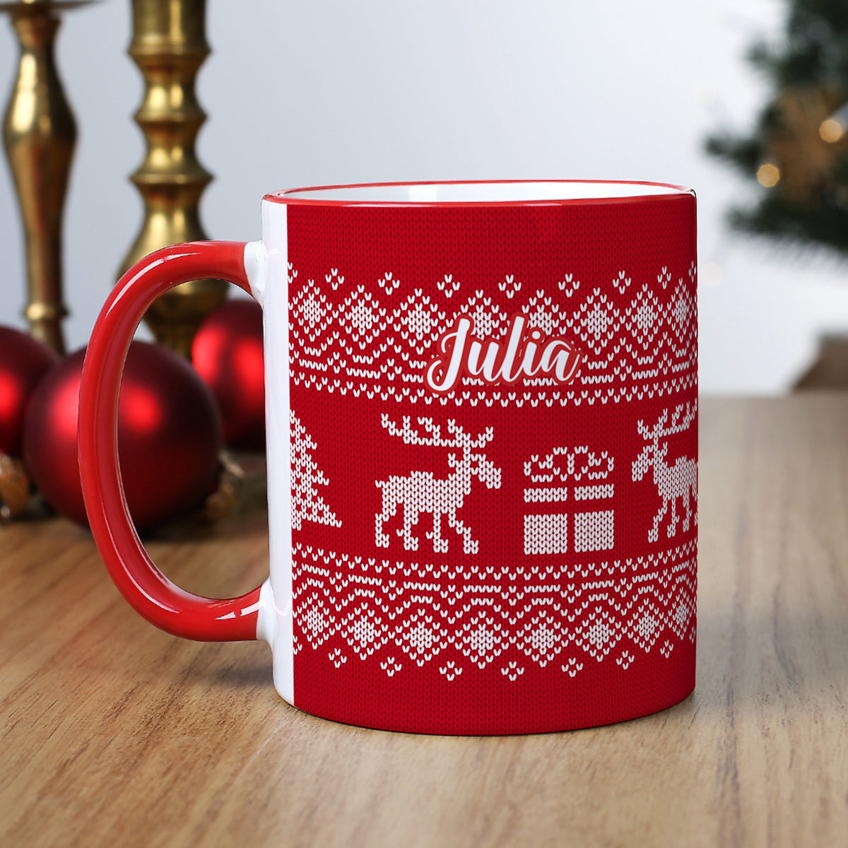 Personalisierte Keramiktasse mit Namen „Julia“ im festlichen Strickmotiv auf Holztisch