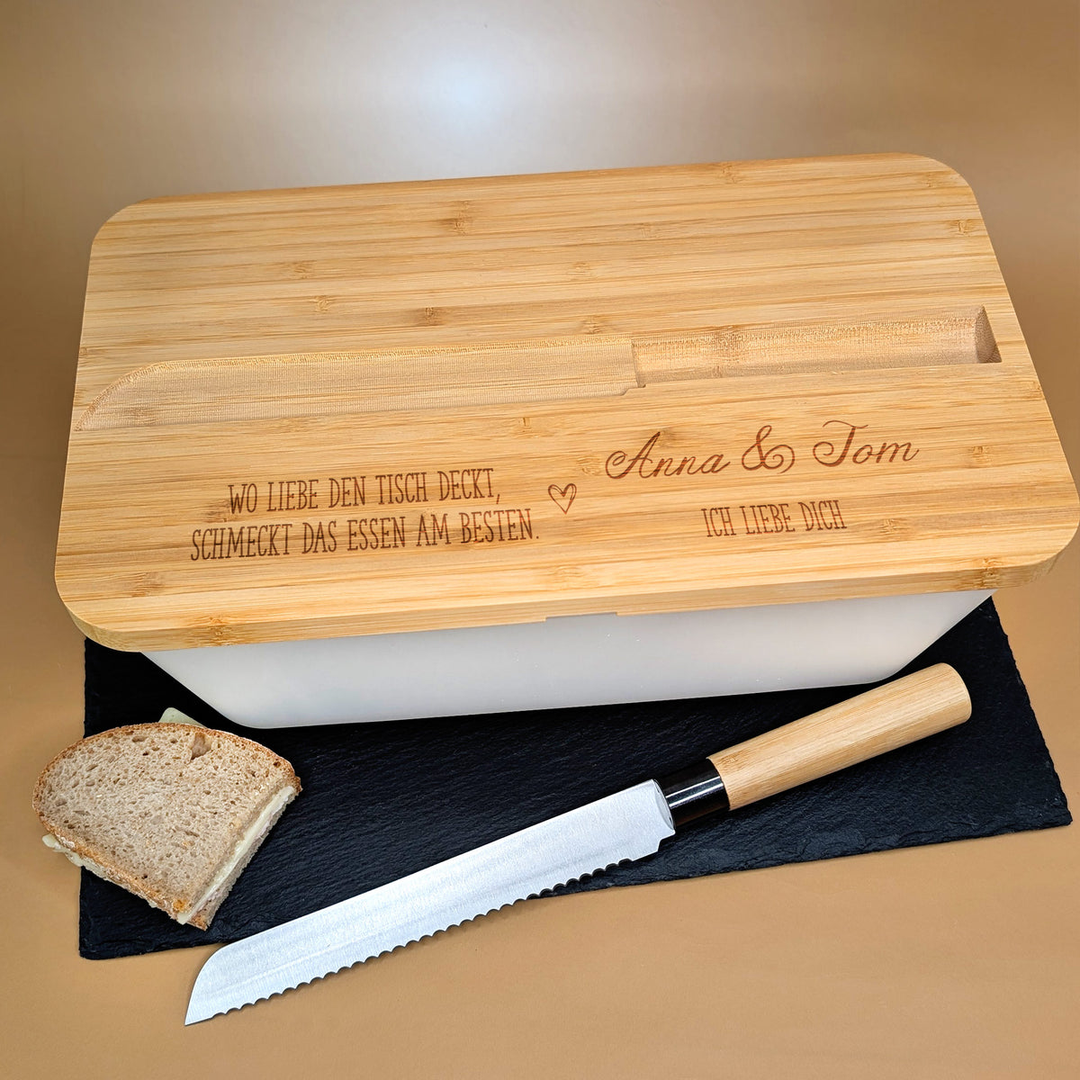 Brotkasten mit graviertem Bambusdeckel und Herzmotiv, inkl. Sägemesser