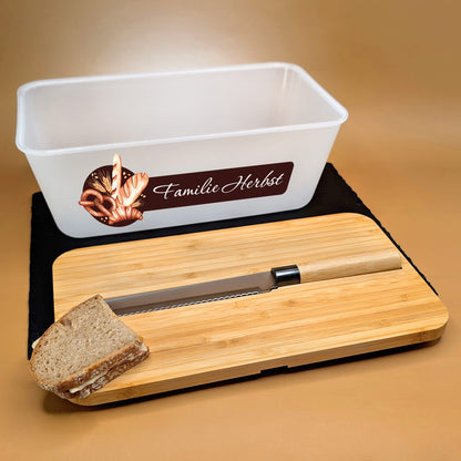 Personalisierte Brotbox mit Name „Familie Herbst“ und geöffnetem Deckel mit Messer