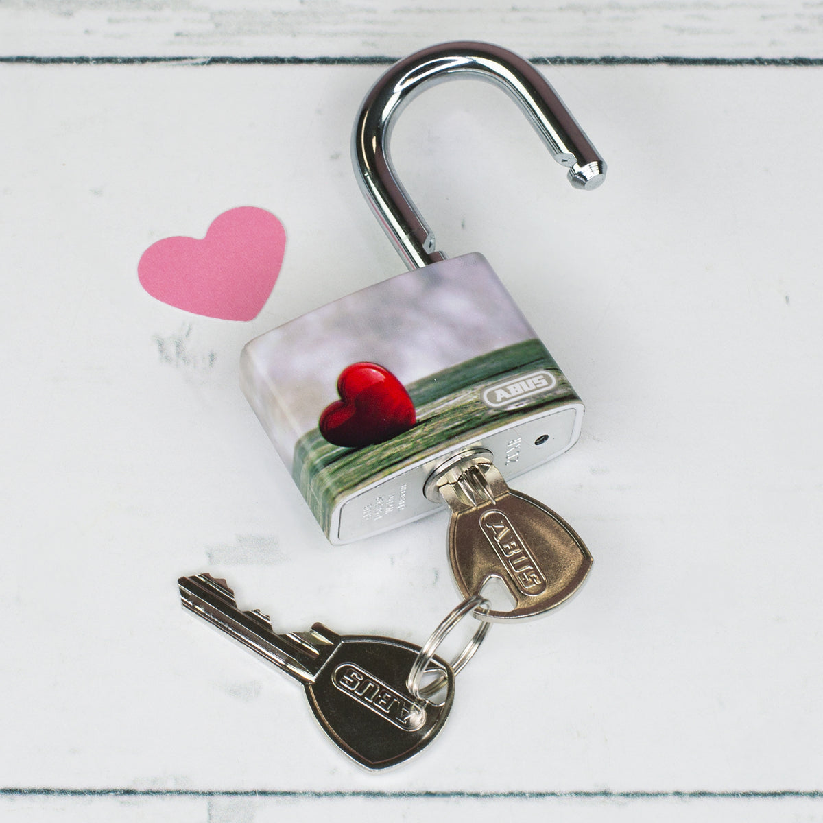 ABUS Liebesschloss zum Valentinstag mit Namen & Datum geöffnet fotografiert