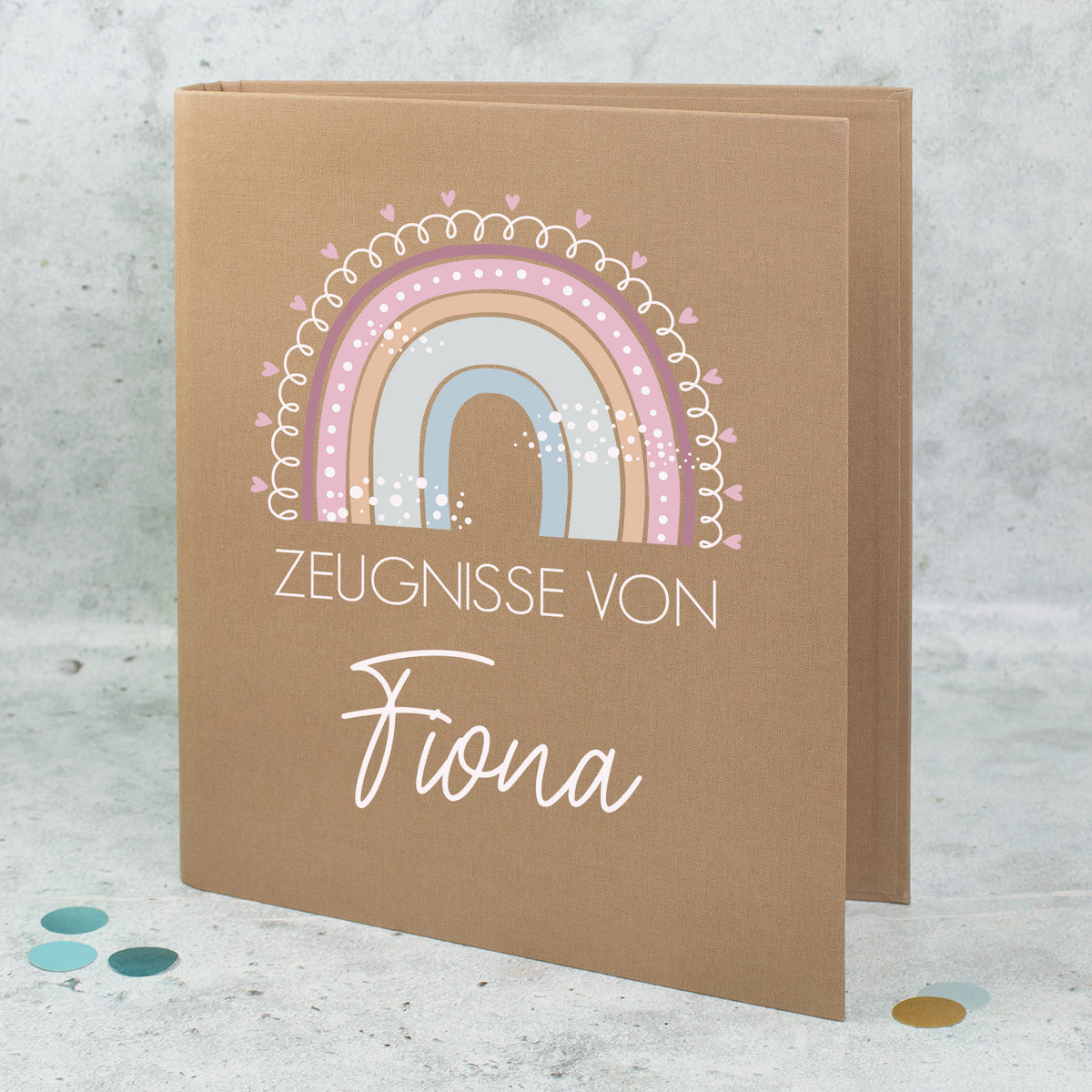 Zeugnismappe aus Leinen in Braun mit Regenbogenmotiv und Name Fiona bedruckt